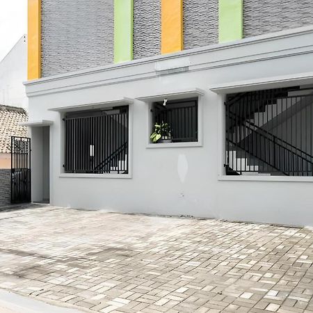 Oyo 90637 Rumah Ni Karo Medan Esterno foto
