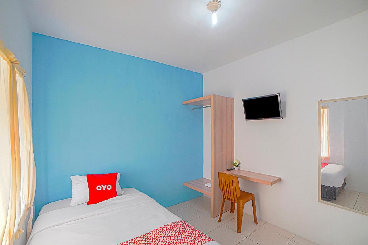Oyo 90637 Rumah Ni Karo Medan Esterno foto