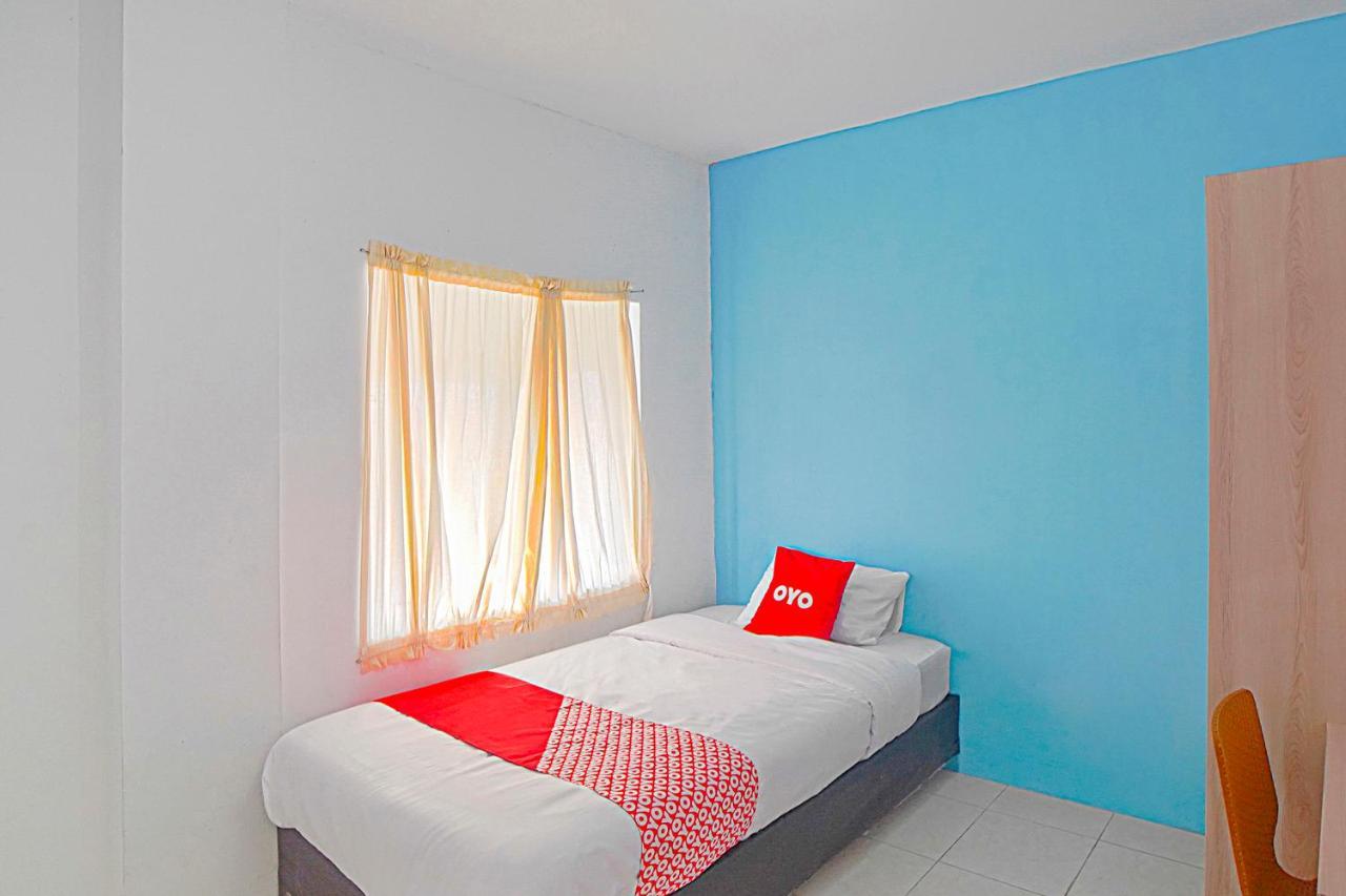 Oyo 90637 Rumah Ni Karo Medan Esterno foto