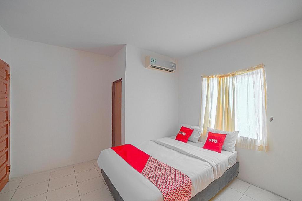 Oyo 90637 Rumah Ni Karo Medan Esterno foto